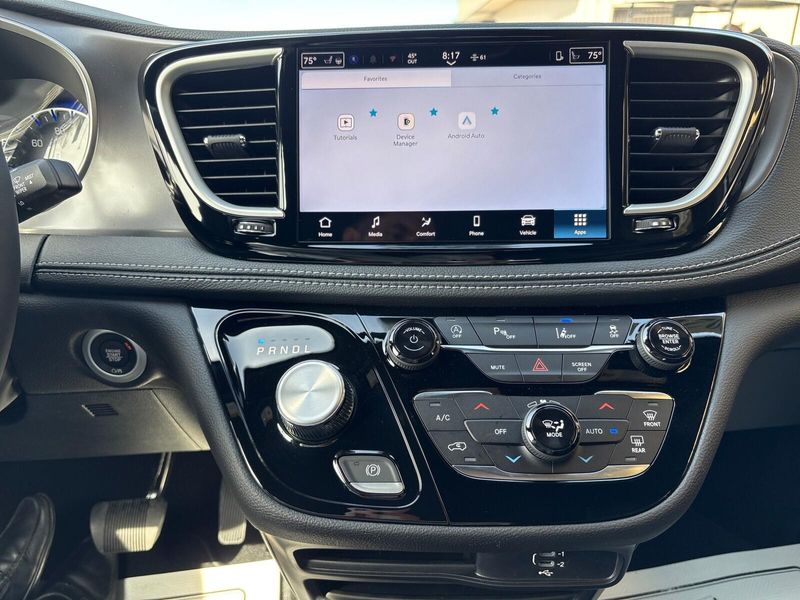 New 2026 Chrysler Pacifica SelectImage 16