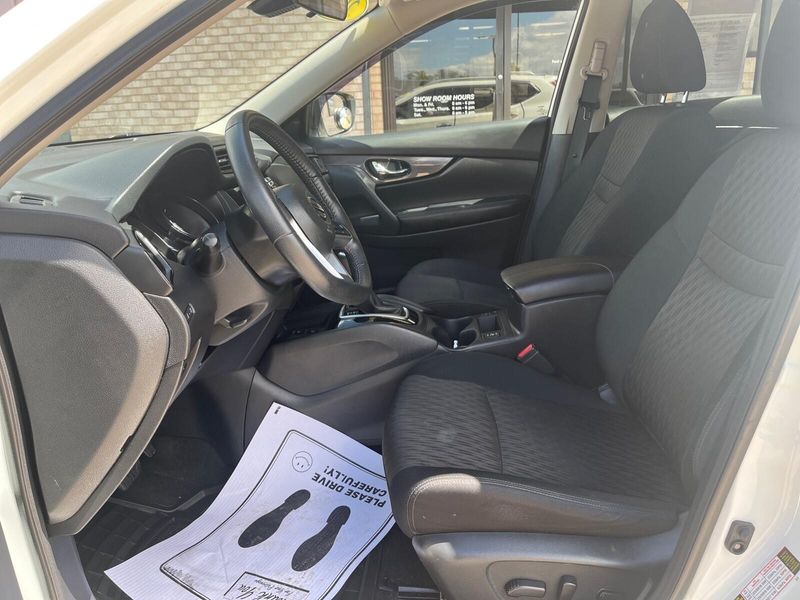 2019 Nissan Rogue SVImage 3