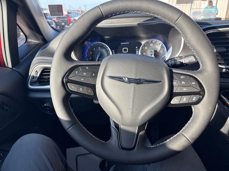 New 2026 Chrysler Pacifica SelectImage 14