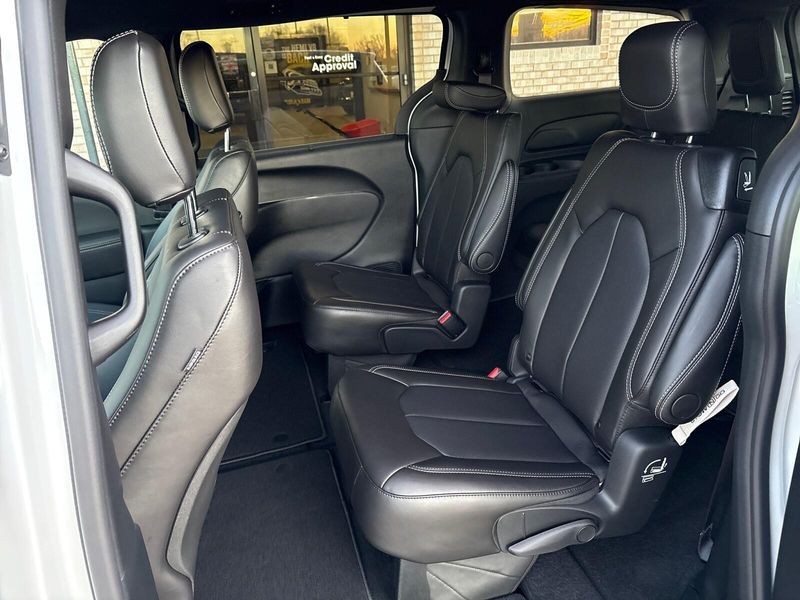 New 2026 Chrysler Pacifica Select AwdImage 4
