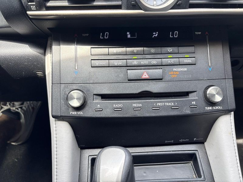 2016 Lexus RC 200t Image 17