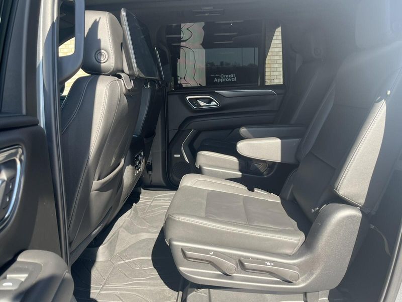 2023 Chevrolet Suburban LTImage 4