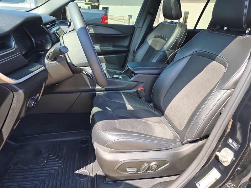 2023 Jeep Grand Cherokee AltitudeImage 19