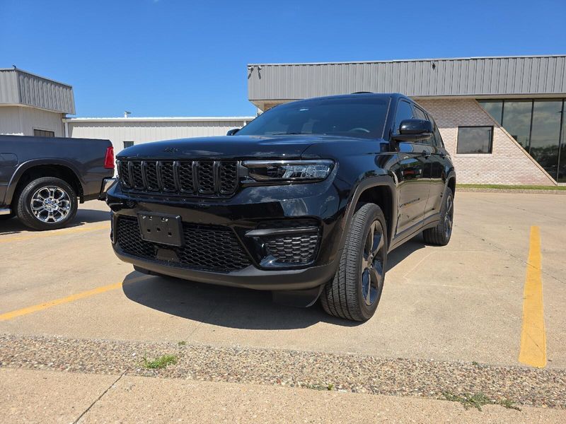2023 Jeep Grand Cherokee AltitudeImage 3