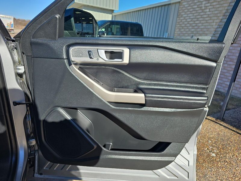 2023 Ford Explorer XLTImage 12