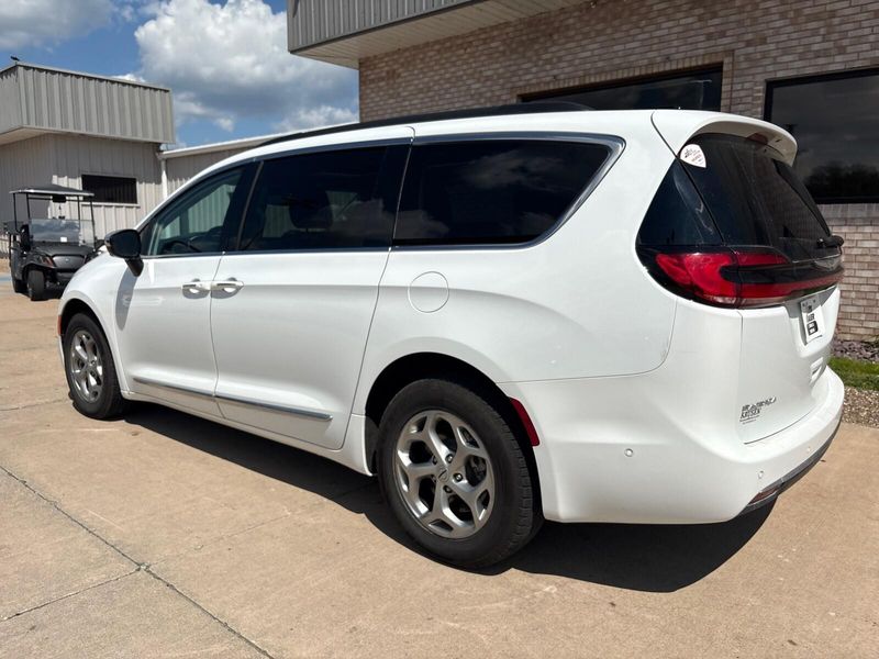 Used 2023 Chrysler Pacifica LimitedImage 12