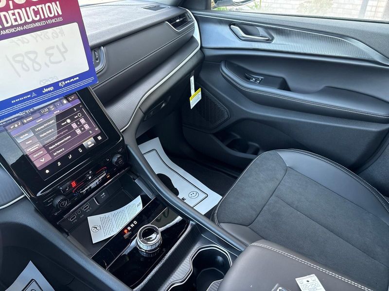 New 2025 Jeep Grand Cherokee L Altitude X 4x4Image 24