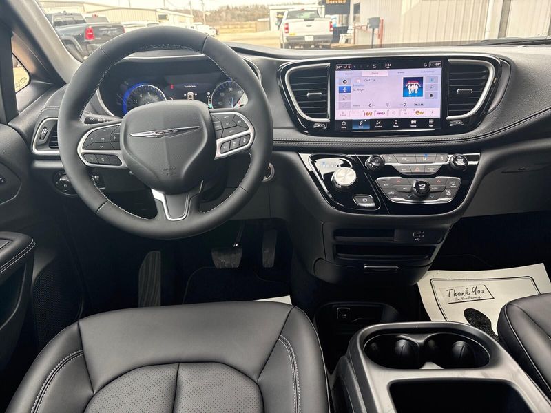 New 2026 Chrysler Pacifica SelectImage 6