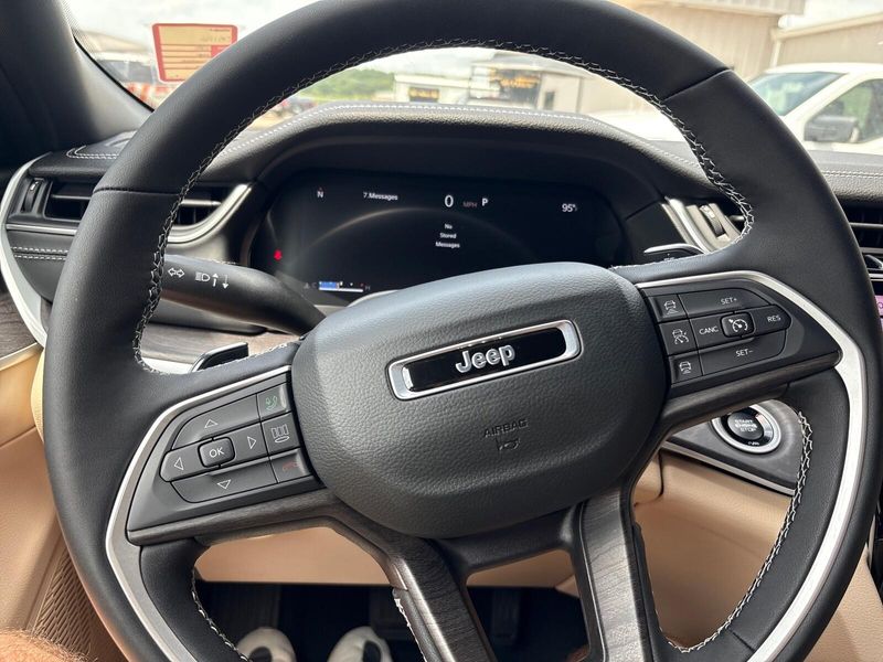 New 2025 Jeep Grand Cherokee L Limited 4x4Image 15