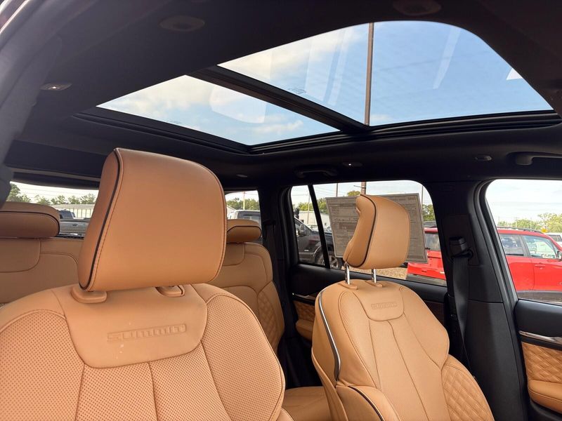 New 2025 Jeep Grand Cherokee Summit 4x4Image 9
