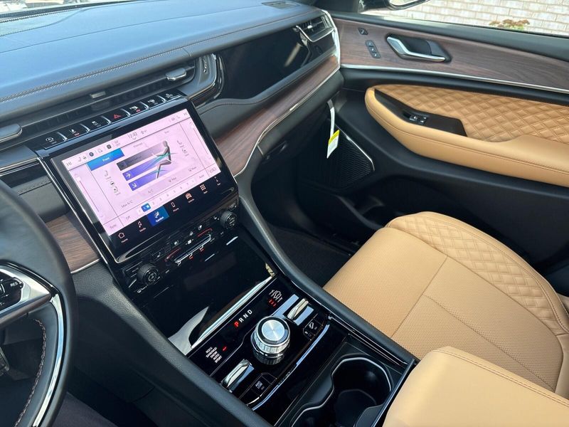 New 2025 Jeep Grand Cherokee L Summit 4x4Image 18