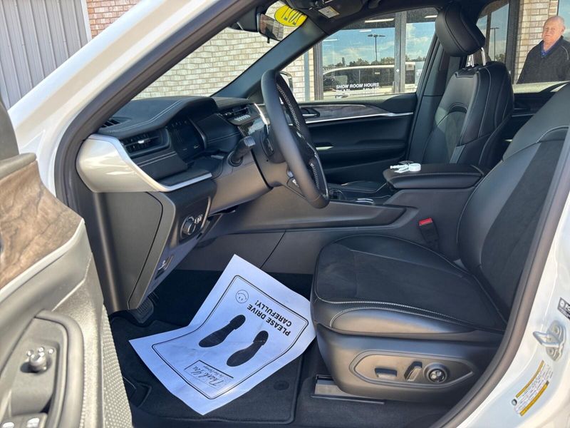 New 2027 Jeep Grand Cherokee Laredo Altitude 4x4Image 3