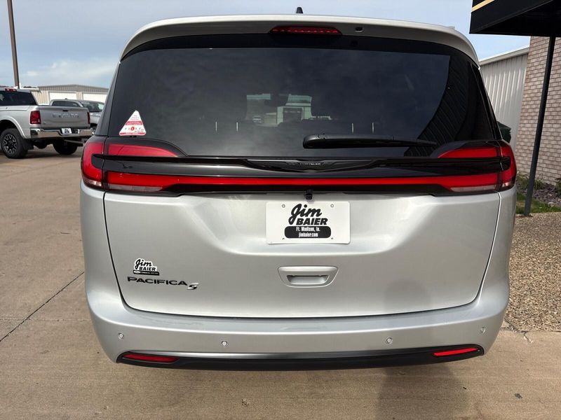 New 2026 Chrysler Pacifica SelectImage 10