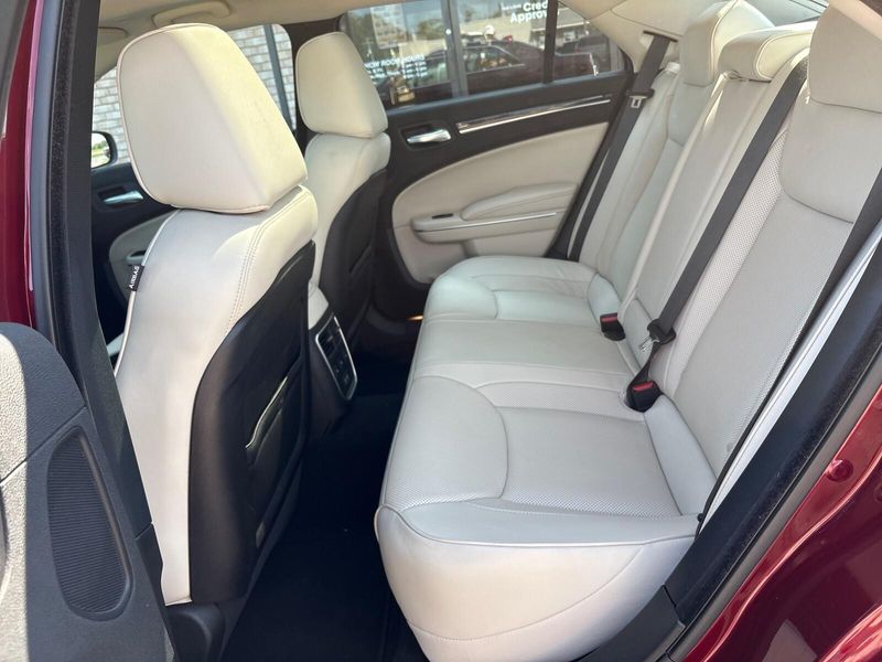 Used 2021 Chrysler 300 Touring LImage 4