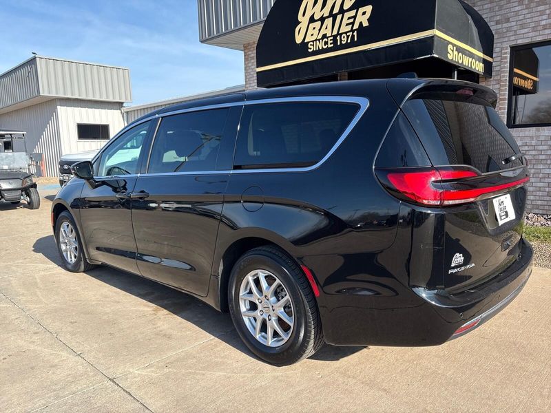Used 2024 Chrysler Pacifica Touring LImage 11