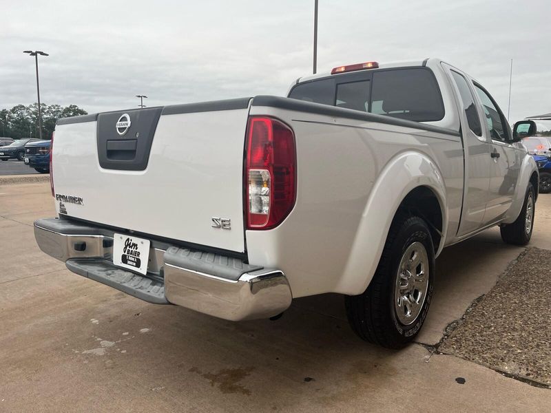 2010 Nissan Frontier SEImage 9