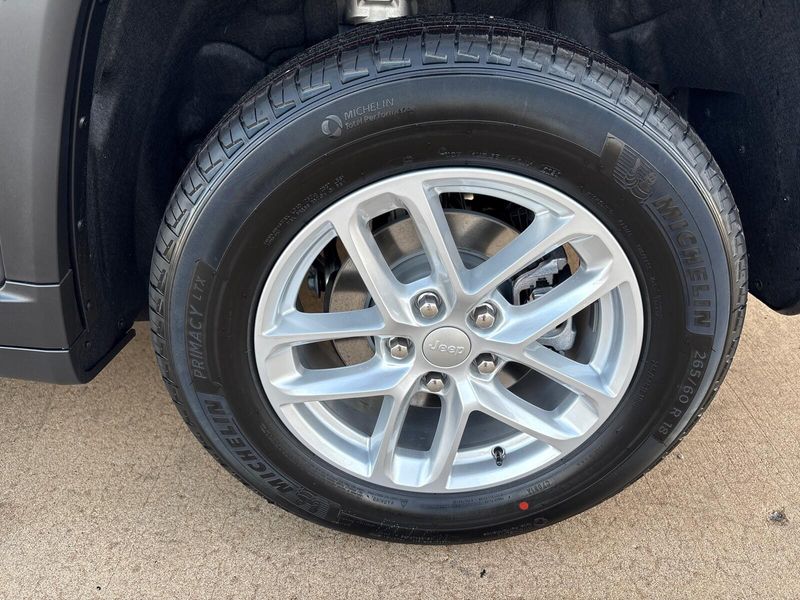 New 2025 Jeep Grand Cherokee Laredo X 4x4Image 12