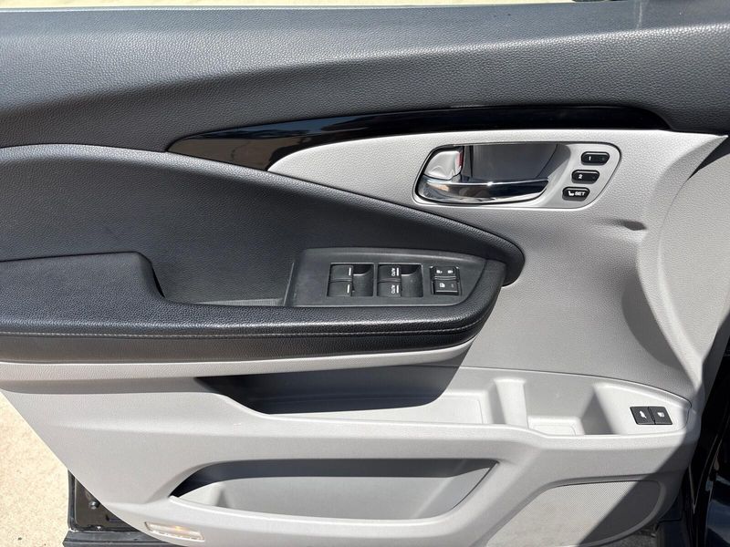 Used 2017 Honda Pilot EliteImage 16