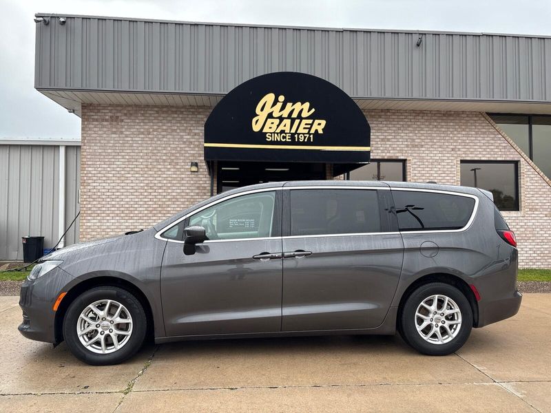 Used 2023 Chrysler Voyager LXImage 2