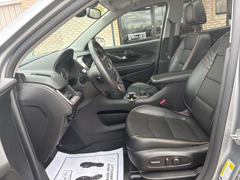 Used 2023 GMC Terrain AT4Image 3