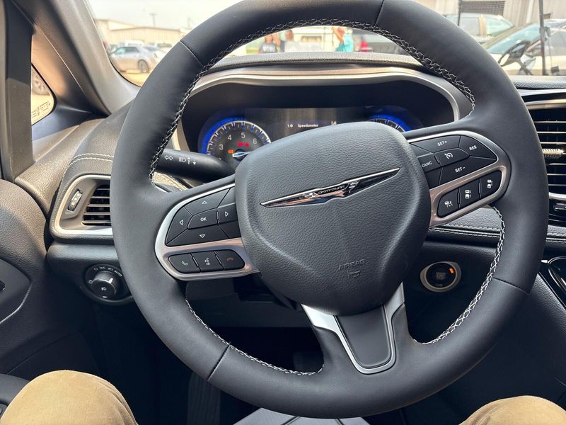 New 2025 Chrysler Pacifica SelectImage 15