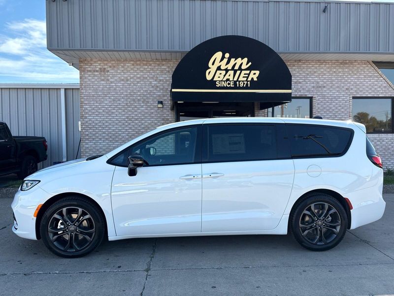 New 2026 Chrysler Pacifica SelectImage 2