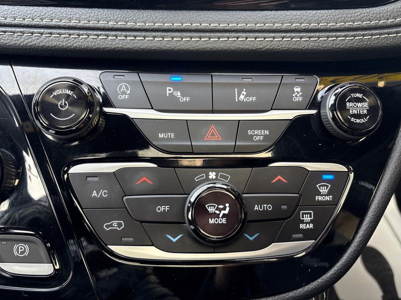 Used 2025 Chrysler Pacifica LimitedImage 23