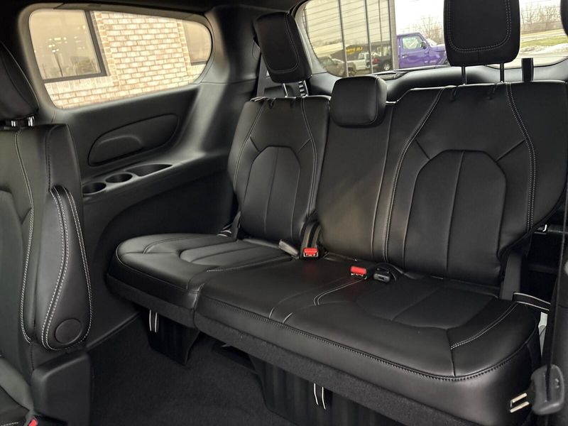 New 2026 Chrysler Pacifica Select AwdImage 5