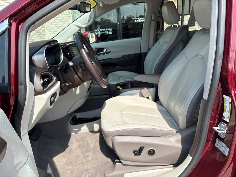 2017 Chrysler Pacifica Touring-LImage 3