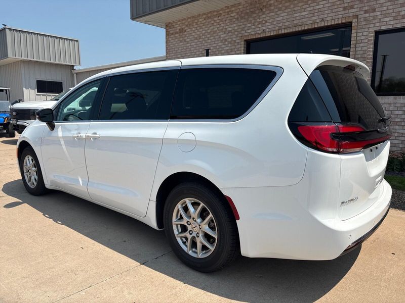 Used 2024 Chrysler Pacifica Touring LImage 11