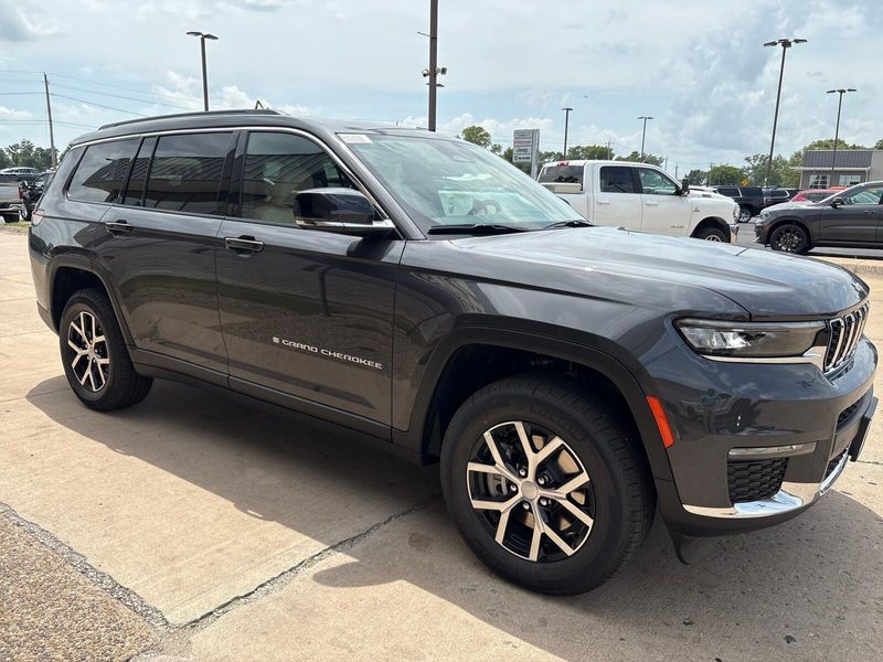 New 2025 Jeep Grand Cherokee L Limited 4x4Image 9