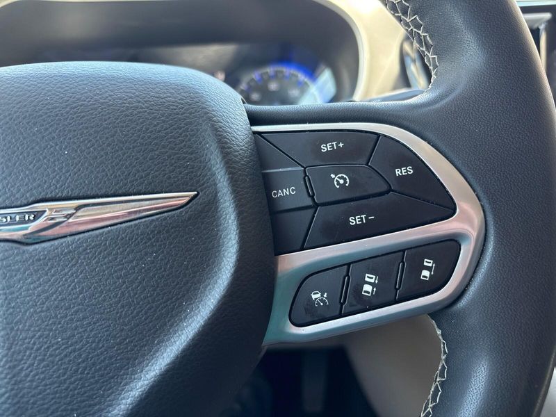 Used 2022 Chrysler Pacifica Touring LImage 13