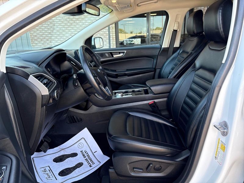 2023 Ford Edge SEL photo 3