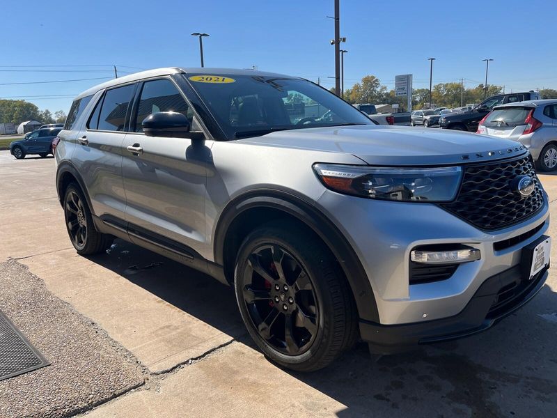 2021 Ford Explorer STImage 10