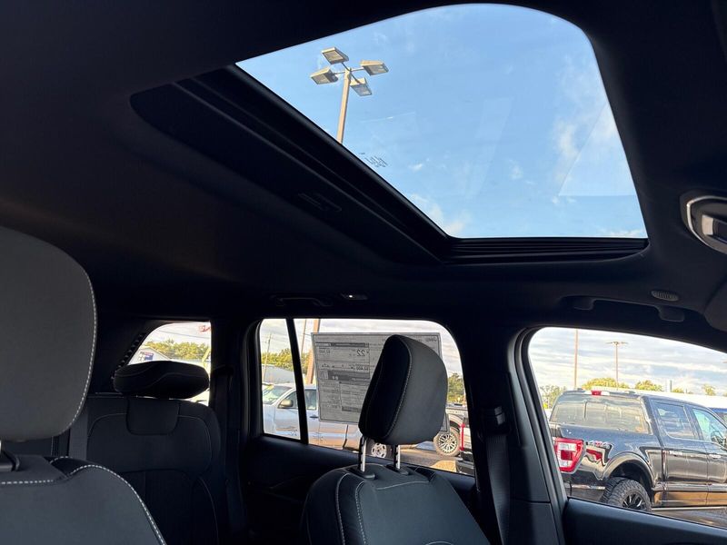 New 2025 Jeep Grand Cherokee Laredo X 4x4Image 8