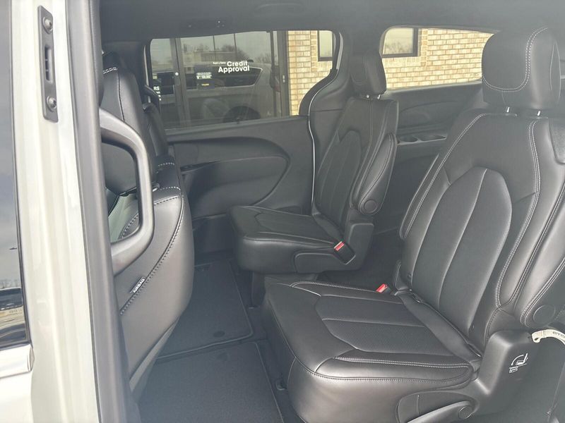 New 2026 Chrysler Pacifica SelectImage 4