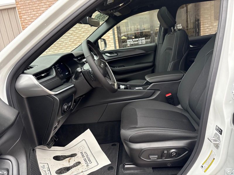 New 2026 Jeep Grand Cherokee Laredo X 4x4Image 3