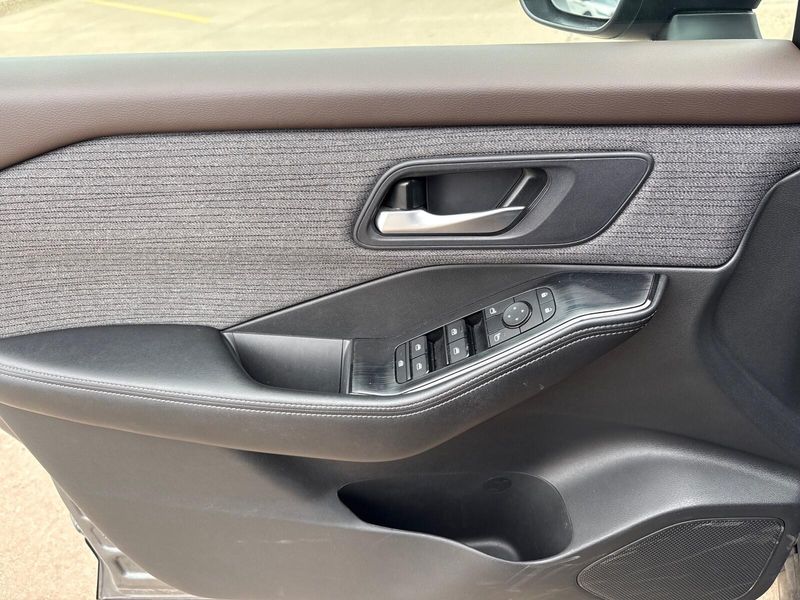 Used 2023 Nissan Rogue SVImage 11