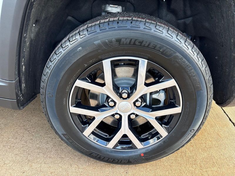 New 2025 Jeep Grand Cherokee L Limited 4x4Image 14