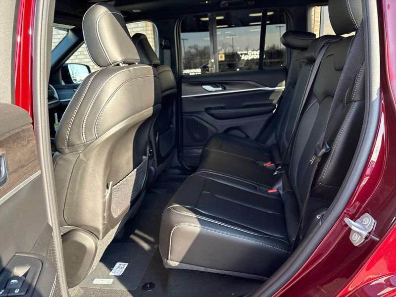 New 2025 Jeep Grand Cherokee Limited 4x4Image 4