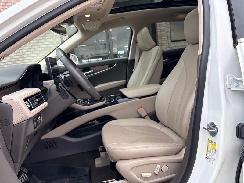 Used 2023 Lincoln Nautilus ReserveImage 3