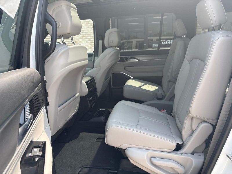 2026 Jeep Grand Wagoneer L Grand Wagoneer L 4x4Image 4