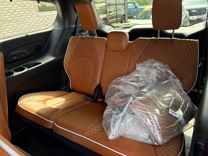 New 2026 Chrysler Pacifica PinnacleImage 5