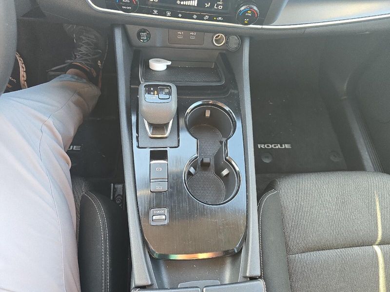 Used 2025 Nissan Rogue SVImage 17