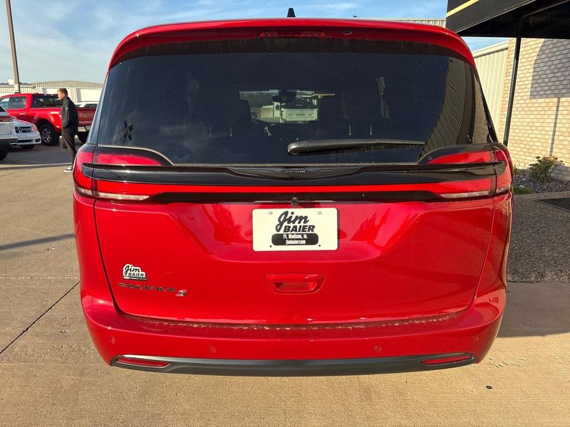 New 2026 Chrysler Pacifica SelectImage 10