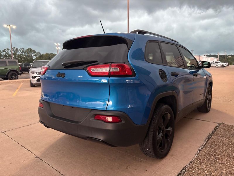 Used 2017 Jeep Cherokee AltitudeImage 5