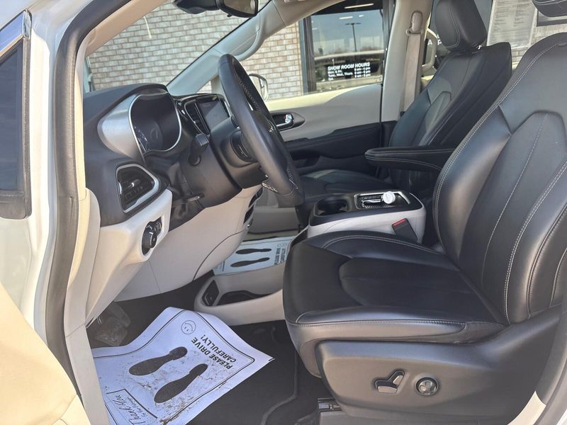 Used 2023 Chrysler Pacifica Touring LImage 3