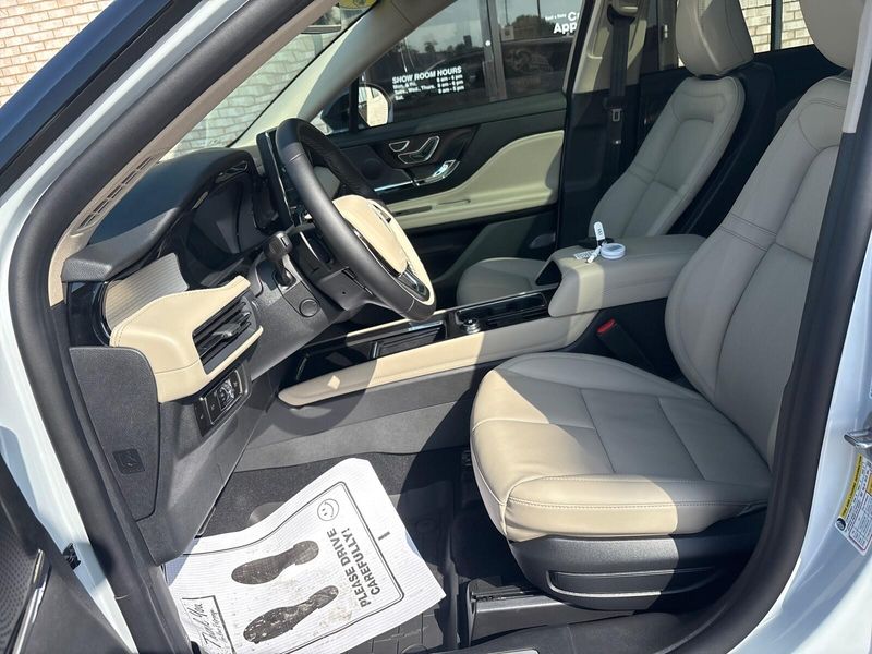 2025 Lincoln Corsair Premiere photo 3