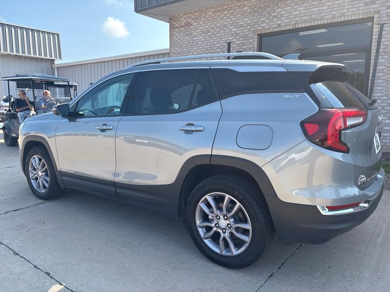Used 2024 GMC Terrain SLTImage 10