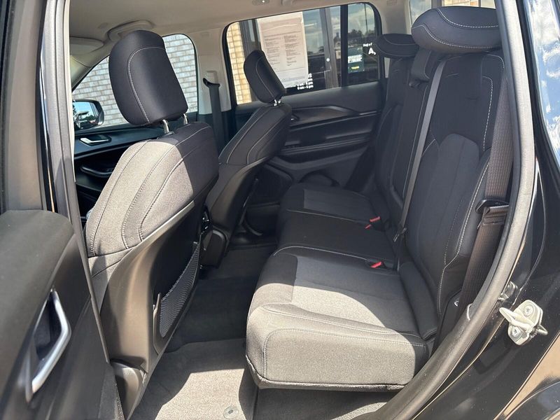Used 2023 Jeep Grand Cherokee LaredoImage 4